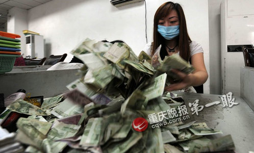 重庆点钞女工生活揭秘：数钱数到手抽筋