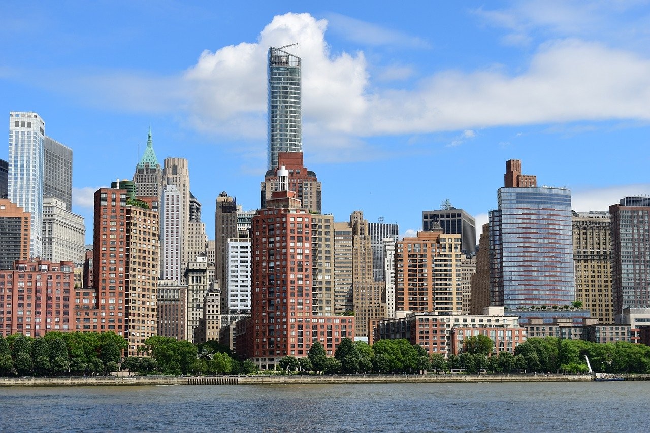"逃离曼哈顿"?公寓空置率翻三倍 房租降幅超一成_图1-1