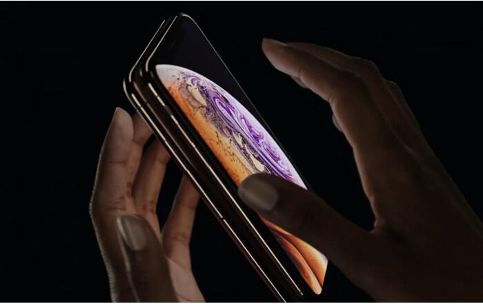 iPhone XS具备升级的Face ID面部识别功能，由诸多感应器和前摄像头支持，最大存储容量为512GB，其搭载芯片是智能手机史上最智能和最强大的。