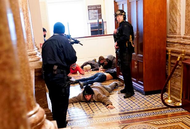 2021年1月6日，星期三，川普支持者闯入国会大厦后，警察在众议院附近扣押数名抗议者。（美联社图）