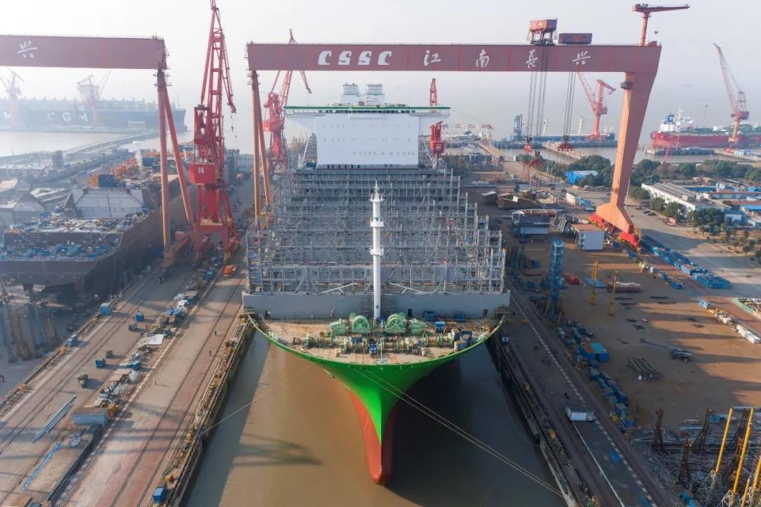 中国首制全球最大24000TEU集装箱船出坞_图1-4