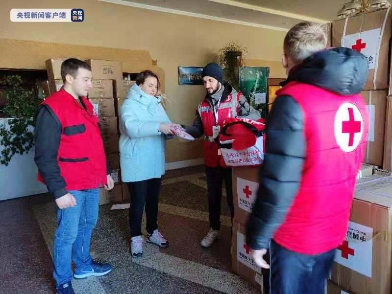 乌克兰红十字会开始分发中国捐赠第一批人道主义物资_图1-2