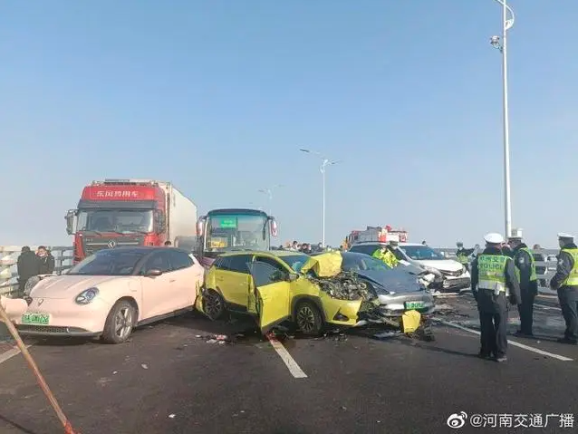 河南郑新黄河大桥因大雾多车相撞 事故涉200多辆车_图1-3