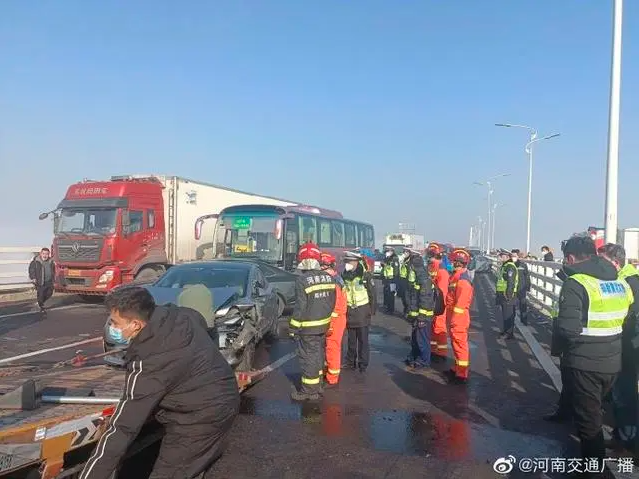 河南郑新黄河大桥因大雾多车相撞 事故涉200多辆车_图1-4