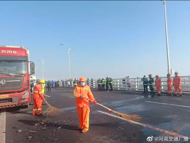 河南郑新黄河大桥因大雾多车相撞 事故涉200多辆车_图1-5