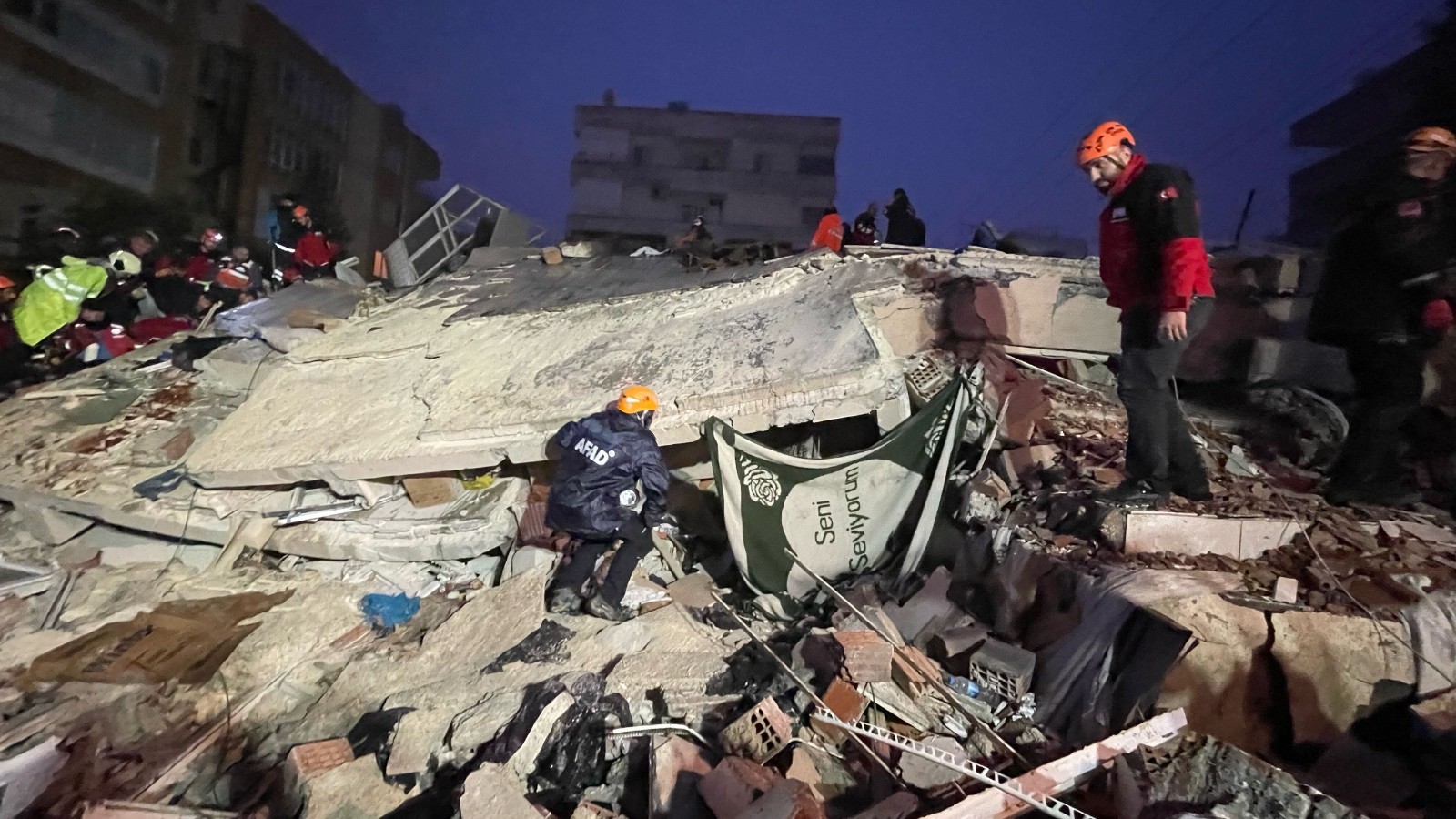 土耳其发生7.8级地震 已致土叙两国175人死亡_图1-4