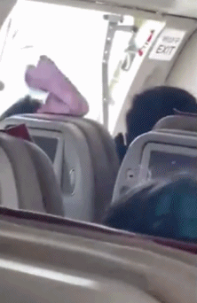 韩亚航空一客机舱门在空中打开 部分乘客晕倒_图1-1