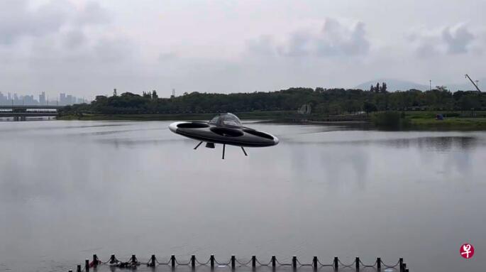 全球首架载人飞碟6月3日在深圳人才公园试飞。（视频截图）  
